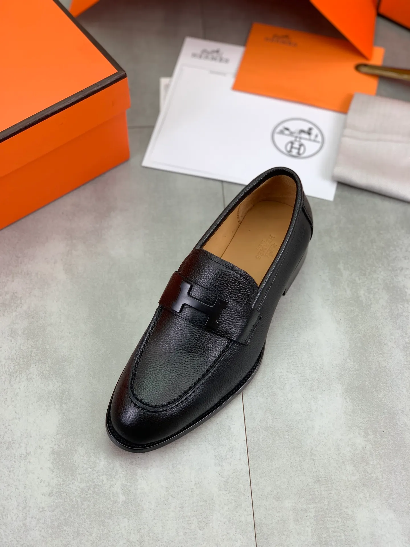 Factory price P980 💰💎💎💎 Original genuine leather outsole Brand: Hermès Grade: Same as the official website Original quality materials: Original soft calfskin Water-dyed cowhide lining Original Italian genuine leather outsole Style categories: Men's fashion Formal casual leather shoes Slip-on men's shoes series Young fashion European and American trends British style Code number: 39-45 (38.46 can be customized)